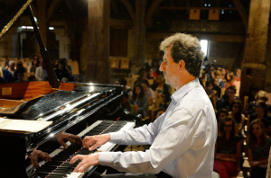 « Le pianiste François CORNU revient à La Closerie pour la septième fois, dans le cadre du 18ème Festival du Spectacle Vivant. Il y présentera un tableau musical alléchant en deux parties qui devrait combler les mélomanes de notre région avec des œuvres de Beethoven à Gershwin, en passant par Chopin, Liszt, Franck, Ravel et Moussorgski... ».