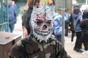 « Une joyeuse fanfare a accompagné le cortège de monstres en tout genre lors de la célébration de la fête d’Halloween par les centres de loisirs auxerrois jeudi en milieu d’après-midi, de la Rue du Temple jusqu’à la place de l’hôtel de ville... ».