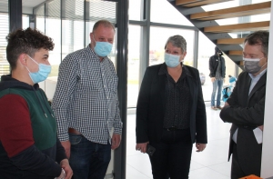 « Le PDG de la SAS Joël LEFEVRE, Fabrice LEFEVRE, accueille chaque année plusieurs apprentis dans les ateliers de sa structure qui lui permettent de constituer un vivier de ressources humaines dont il a grandement besoin. Une initiative saluée par la secrétaire générale de la préfecture Dominique YANI, le président de la CCI Alain PEREZ et Jérôme MAYEL, directeur de l’organe consulaire… ».