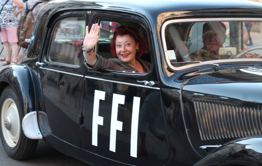Clin d’œil : Sarah DEGLIAME-PELHATE en « libératrice » à bord d’une Citroën Traction dans les rues d’Auxerre !