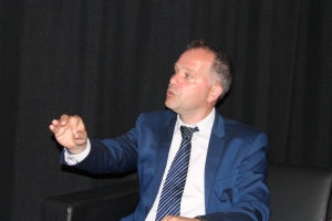 « Avec ses 6 000 mètres carrés de capacité pouvant accueillir jusqu’à 3 600 personnes en configuration théâtre, AUXERREXPO possède de sérieux moyens pour dynamiser le développement du tourisme d’affaires sur l’Auxerrois. C’est un nouveau défi pour le directeur adjoint de Centre France Parc Expo, Sébastien FUENTES. Il devrait mettre son professionnalisme et celui de ses collaborateurs à bon escient pour la finalisation positive de ce projet. Un concept soutenu à 100 % par l’édile de la Ville d’Auxerre, Guy FEREZ… ».