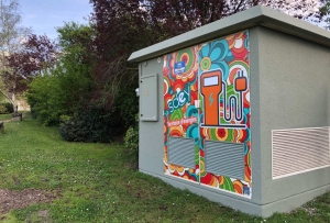 « Les transformateurs du Syndicat départemental d’énergies de l’Yonne ont subi un relooking extrême afin de rendre les communes plus attractives. Le mot d’ordre de ces travaux artistiques : les années 1960 avec leurs couleurs vives et leurs motifs extravagants ! ».