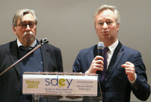 « Nombreux étaient les maires du département de l’Yonne qui avaient effectué le déplacement à l’Espace culturel d’Appoigny lors de la séance de vœux du SDEY. On notera la présence, aux côtés du président Jean-Noël LOURY, du sénateur de l’Yonne, Jean-Baptiste LEMOYNE… ».