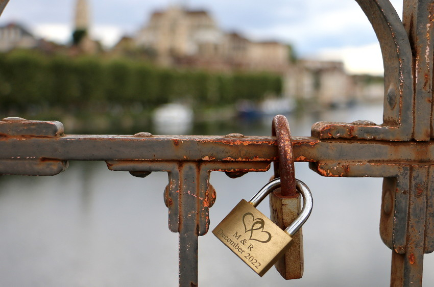 La semaine 36 par monts et par mots… : les amoureux se cadenassent-ils pour longtemps sur les ponts à Auxerre ?