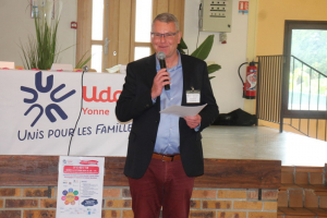 « L’entraide ne se limite pas à un geste ponctuel mais constitue un fondement essentiel pour construire une société durable. L’UDAF de l’Yonne via ses responsables Benoît VECTEN et Jean-Pierre MASCLET a présenté le premier guide des aidants et des proches aidants familiaux, un opus indispensable pour soutenir les actions de ces personnes dévouées corps et âmes… ».