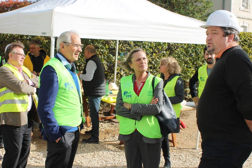 « Le secrétaire général de la FFB de l’Yonne, Christian DUCHET (à droite), a pris soin d’adresser un courrier au président de l’Agglomération de l’Auxerrois Guy FEREZ pour lui demander la réouverture des déchetteries aux professionnels du BTP le 04 mai prochain. Soit une semaine avant que les particuliers puissent y accéder… ».