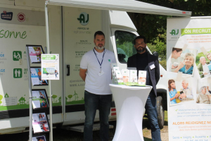 « Lancé fin 2022, le bus aux couleurs de la société « AJ Services 89 » sillonne différents endroits de notre département avant de se poser dans des communes où il accueille le public, informé et sensibilisé aux aides à domicile et aux métiers de la filière. Désormais conduit par la nouvelle recrue, Sébastien CAMBUZAT, il satisfait le dirigeant de la structure, Jérôme ATTIAVE… ».