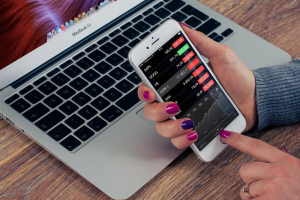 « Les échanges à l’international, et en particulier intracommunautaire dans l’Union européenne, se développe à la vitesse grand « V » depuis plusieurs années. Or, tout professionnel qui se lance dans l’aventure doit impérativement connaître les règles spécifiques à la TVA afin de mieux les maîtriser… ».