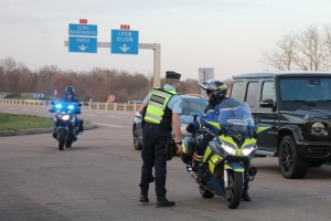 « Le préfet de l’Yonne Henri PREVOST appelle à la responsabilité de chacun : « Ne pas sortir, c’est contribuer le plus efficacement à lutter contre le virus ». Les forces de l’ordre sont raccord avec ce message : elles entendent bien le faire appliquer… ».