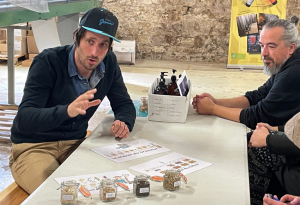 « Explications de texte autour du délicat mariage entre le malt et le cacao cru qui donnera naissance à la « Cru Ale », la nouvelle bière à base de chocolat concoctée par la Manufacture Bio et la brasserie artisanale, FAYYAR, dans l’Yonne. La blonde de l’été à savourer avec modération ? ».