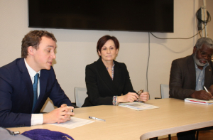 « Le programme aura coûté plus de 13 milliards d’euros en France ; ORANGE tenant fermement le gouvernail de ce vaste chantier qui vise à relier le maximum de nos concitoyens à la fibre optique. A Sens, l’édile, Paul-Antoine de CARVILLE s’est dit satisfait de l’avancée de ce déploiement qui n’est pas encore terminé. Les aménagements vont continuer en 2023 comme l’a confirmé Véronique MORLIGHEM, la déléguée régionale de l’opérateur… ».