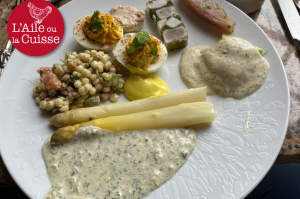 « Une formule gourmande des plus appétissantes est proposée au château de Vault-de-Lugny par son chef étoilé, le Mauricien Franco BOWANEE, du lundi au vendredi. L’étoilé Michelin du sud de l’Yonne se distingue avec un superbe buffet déjeunatoire et quelques typicités culinaires de belle facture. A adopter sans modération ! ».