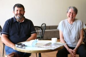 « Pierre KECHKEGUIAN directeur de la scène théâtrale auxerroise et George BASSAN, présidente de l’Association Icaunaise de Diffusion Artistique, lors du point presse organisé lundi 10 mai dans le foyer du théâtre. Triste comme une salle de concert vide de tout public… Une image qui ne sera plus bientôt qu’un mauvais souvenir… ».