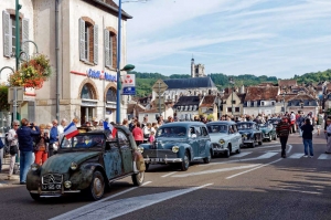 « Le week-end à Joigny sera placé sous le signe de la nostalgie et de l’esprit festif avec les célèbres « Bouchons », une reconstitution pleine d’authenticité où prendront part les propriétaires de voitures anciennes et de caravanes… ».