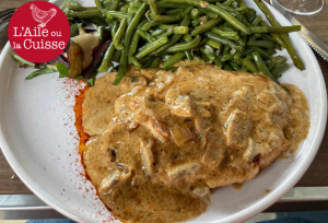 « Les haricots verts sont savamment préparés et goûteux dans cette belle assiette, une escalope agrémentée de champignons, servie à « L’Arcade » à Courtenay. Un petit plaisir gourmand et sympathique à se faire de l’autre côté de la frontière avec l’Yonne ! ».