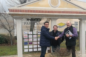 « Accompagné du responsable du pôle commercial et des achats Lionel MION (au centre), le directeur de BIG MAT GOURMAND, Vincent EYBERT BERARD (à gauche) a salué l’heureuse initiative qui lie dorénavant l’entreprise en négoce de matériaux de construction au centre de formation du bâtiment. Selon Gérald JAFFRE (à droite), d’autres projets de convention figurent déjà parmi les priorités essentielles de 2018… ».