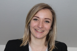 « Master de marketing et de communication en poche, Laura RAIMOND est en charge, à 24 ans, du développement des opérations événementielles et des relations presse du groupe RENAULT SODIVA dans l’Yonne. Elle ponctuera l’année 2018 de nombreux challenges dont le premier se situera en mars dans les deux concessions du groupe avec la commercialisation de la nouvelle variante de la MEGANE RS et ses 300 chevaux… ».