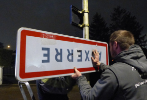 « Restaurer la souveraineté alimentaire et dénoncer les manquements de l’Union européenne et de l’Etat français au niveau des directives engluées sous un monceau de normes : voilà à quoi aura servi, entre autres, l’opération « On marche sur la tête », initiée par la FDSEA et les Jeunes Agriculteurs, le long des routes ces jours-ci. Un vingt sur vingt en matière de visibilité et de communication ! ».