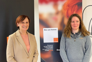 « Technicienne d’intervention client et entreprise chez ORANGE, la jeune Laurine SIMMONET est la seule fille de l’Yonne à gravir les pylônes de plusieurs mètres de hauteur pour assurer leur maintenance. « Je ne crains pas le vertige et je souhaitai relever le challenge dans un univers professionnel essentiellement masculin. Un exemple concret de l’accélération de la féminisation dans les métiers de l’opérateur… Ici aux côtés de Véronique MORLIGHEM, déléguée régionale ».