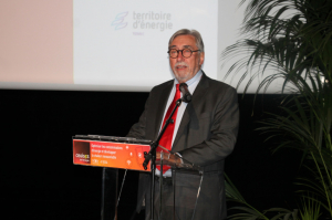 « Le président du Syndicat départemental d’Energies de l’Yonne Jean-Noël LOURY a ouvert solennellement les 13èmes Assises de l’Energie devant un parterre d’élus de notre territoire très intéressés par les thématiques du jour : la consommation d’énergie et le développement de la chaleur renouvelable. C’est Arminda GUIBLAIN qui ouvrit le bal en accueillant la manifestation à Monéteau… ».