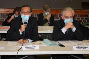 « Reporter les investissements favorables à l’attractivité et à l’essor du territoire serait pure hérésie pour les deux têtes pensantes de la Communauté de communes de la Puisaye-Forterre, le président Jean-Philippe SAULNIER-ARRIGHI, et le vice-président en charge des finances Alain DROUHIN. Leur conférence de presse fut un exercice oratoire vécu au diapason… ».