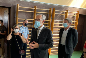 « Le préfet de l’Yonne Henri PREVOST fera toute la lumière sur le mode opératoire du centre de vaccination installé dans le gymnase du collège Bienvenu-Martin à Auxerre. Des explications très utiles alors que le site va ouvrir ses portes les dimanches 09 et 16 janvier… ».
