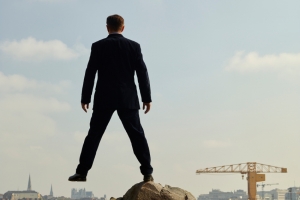 « L’artiste à la notoriété internationale Philippe RAMETTE propose une réflexion critique sur l’histoire de la sculpture et en particulier la notion de socle. Comme dans sa dernière création, « Eloge du pas de côté », où il invite le spectateur à appréhender le monde en lui faisant perdre ses repères…et à réfléchir autrement sur le sens de l’existence ».