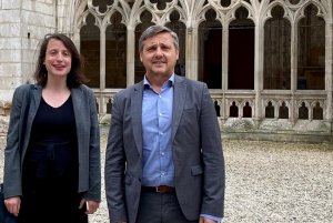 « L’objectif de rendement du réseau d’eau potable prévu par l’Agglomération de l’Auxerrois est orienté à la hausse d’ici 2031 avec 85 % des capacités contre 75 % à l’heure actuelle. Soit l’équivalent de deux cents piscines olympiques d’eau préservée. Un sacré enjeu pour le président-maire Crescent MARAULT et les élus de la majorité qui ont choisi comme délégataire SUEZ pour mener à bien cette stratégie « aquatique » à vingt ans ! ».