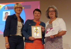 « Aux côtés de la présidente nationale des Femmes Chefs d’Entreprises, Anne-Sophie PANSERI (à gauche) et de la présidente départementale de l’Yonne, Laurence DERBECQ (à droite), l’entrepreneuse Valérie BARTIAL, codirigeante de la société BGAT, feint quelque peu ses émotions en recevant ses récompenses nationales… ».