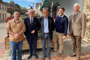 « C’est la pose de la première pierre à l’édifice de la candidature du Président de la République dans l’Yonne. Le comité de soutien des élus de Puisaye-Forterre a pris ses fonctions officiellement ce vendredi 15 octobre autour, entre autres, de Jean-Philippe SAULNIER-ARRIGHI, Alain DROUHIN et Victor ALBRECHT… ».