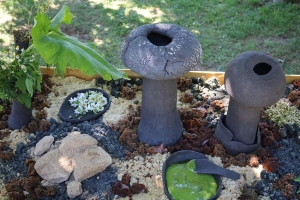 « L’artiste Karine BONNEVAL va clore sa résidence au lycée des métiers Vauban en présentant sa réalisation « Manger et écouter la terre » ce jeudi 26 novembre en présence des enseignants. Une performance unique qui évoque le rôle de la terre nourricière… ».