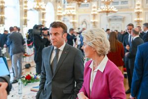 « Le principe de subsidiarité, bien cadré dans le traité de Lisbonne, doit permettre de nous recentrer sur les exigences nationales et l’autonomie des décisions. C’est ce dont rêvent beaucoup d’Européens à l’heure actuelle afin de se dédouaner du centralisme exacerbé exercé par Bruxelles…C’est l’un des axes de réflexion de l’italienne Giorgia MELONI. Qu’en est-il exactement pour Emmanuel MACRON ? ».