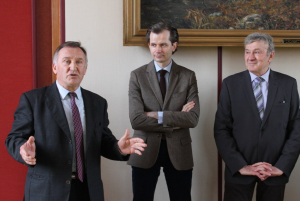 « Aux côtés du député de la circonscription de l’époque Guillaume LARRIVE, Jean-Claude DESNOS (à gauche) aimait évoquer ses projets et perspectives pour améliorer la vie de ses concitoyens de Courson-les-Carrières. Disparu ce jeudi 25 mai à l’âge de 79 ans, l’ancien conseiller départemental n’est pas oublié de ses pairs : à commencer par l’ancien ministre Henri de RAINCOURT qui salue sa mémoire et son dévouement à l’instar du préfet Pascal JAN… ».