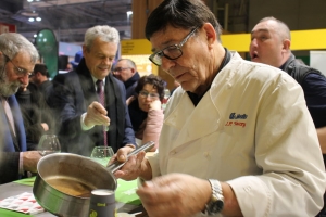 « Les saveurs de l’Yonne, qu’elles soient salées ou sucrées, permirent au chef du « Moulin de la Coudre », Jean-Pierre VAURY de se distinguer lors de la journée spécifique consacrée à l’Yonne au Salon international de l’agriculture. La toque de l’Yonne a fait des heureux en cuisinant l’un des plats typiques de Bourgogne : des œufs en meurette… ».