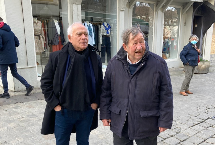 « Ils se sont retrouvés ce jeudi midi à Auxerre. En l’absence de Jean-Pierre SOISSON, le sénateur François PATRIAT, l’une des figures historiques de la Macronie, et le toujours vaillant Guy ROUX soutiennent la candidature du Président de la République à un renouvellement de bail. Sa déclaration devrait tomber d’ici le 25 février… ».