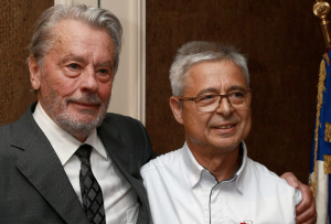 « Le 28 mai 2018, en habitué fidèle de « La Côte Saint-Jacques » et de l’amitié qu’il vouait à la famille LORAIN, Alain DELON avait remis les insignes de chevalier de la Légion d’Honneur à Jean-Michel LORAIN, en présence de ses parents, Jacqueline et Michel, devant un parterre de 150 invités à Joigny…Inoubliable ! ».