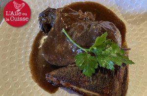 « L’établissement fut mentionné dans le Michelin dans les années 60. Référence pour les repas de famille ou de fin d’année, lors des périodes glorieuses et d’insouciance, Le Cheval Blanc mérite de s’y attarder afin de déguster quelques spécialités culinaires. Malgré de petites imperfections à corriger… ».