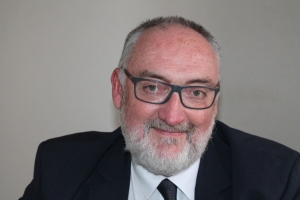 « Sur le dossier des travailleurs détachés, l’exigence reste de mise pour le président national de la CAPEB, en visite dans l’Yonne. Patrick LIEBUS encourage ses adhérents à ne pas baisser les bras même si le secteur du bâtiment connaît quelques amorces de reprise. Un embellissement conditionné aux décisions du gouvernement et de sa future loi de finances 2018… ».