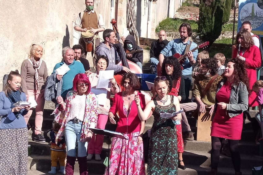 « Né dans le Lot en novembre dernier, lors de la seconde période de confinement, le collectif RESPIRE propose une réflexion intellectuelle où les dogmes et autres doctrines traditionnelles entretenus par la sphère médiatique sont balayés. Seules ne comptent que les pensées altruistes envers son prochain et son environnement pour léguer à ses descendants un monde meilleur. Réaliste ou utopique ? ».