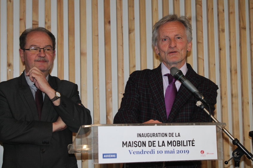 « Réfléchir à un nouveau partage des espaces publics, et à la demande sociétale de ce partage en terme de mobilité, est l’une des composantes stratégiques actuelles du président de la Communauté d’agglomération de l’Auxerrois et maire d’Auxerre, Guy FEREZ, aux côtés d’Alain STAUB, vice-président de la CC de l’Auxerrois. Face à l’addition de ces mobilités (véhicules motorisés, cycles, trottinettes, à pied…), il est important de travailler à une orientation pérenne devant conduire à mieux appréhender l’espace public ».