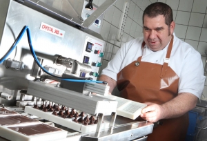 « Préserver et créer des emplois sur le territoire du Morvan reste une des priorités du maître artisan de Quarré les Tombes, avec ce besoin d’innover sans cesse au niveau de ses recettes… ».