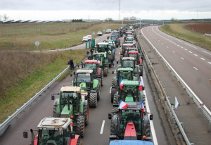 « Plus de cent-cinquante tracteurs ont franchi la barrière de péage de l’aire de Venoy sur l’A 6 pour rejoindre Nitry, à l’occasion de la journée de manifestation du monde agricole qui dit stop aux injustices et aux normes administratives. L’autoroute a été coupée entre Auxerre et Avallon à la circulation sur les deux voies… ».