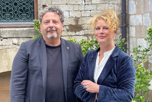 « Redéfinir la communication des territoires qu’ils soient ruraux ou urbains en créant des évènementiels autour de la convivialité, de la découverte et de la joie de vivre, voilà le credo qui animent les dirigeants de la nouvelle agence de communication, « EPOK Média », Stéphane MEREO et Anne-Charlotte LAUGIER, créateurs avec leur fille Anna du premier festival « Vignes en Scène » dont les trois coups seront donnés le 25 juillet à Chablis au Domaine Jean COLLET &amp; Fils… ».