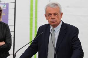 « Le président du département Patrick GENDRAUD ne peut admettre que de nombreuses entreprises, tout secteur confondu, disposent à l’heure actuelle d’offres d’emploi sérieuses non pourvues. Grâce à la formation continue et à la pratique de l’alternance, les personnes en quête de ce précieux sésame qui est l’emploi peuvent se qualifier au plan professionnel afin de répondre aux besoins impérieux des chefs d’entreprise de la région… ».