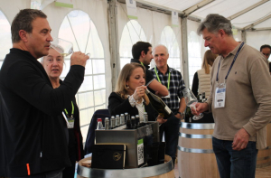  « Retour en flamme, en pleine année olympique, pour les Grands Jours de Bourgogne, qui ont débuté ce lundi à Chablis en présence de 1 000 visiteurs et près de 150 vignerons. La manifestation biennale a vu le retour également des importateurs et agents asiatiques et américains qui s’étaient abstenus de visite lors des précédentes éditions du fait de la crise sanitaire…. ».