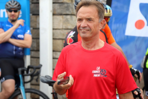« Une météo clémente, une organisation sans faille, une large participation…, Franck PINEAU avait de quoi avoir le sourire samedi matin à Auxerre où il retrouvait l’ancien champion cycliste aubois, Pascal SIMON. Quant à Jean-Luc BERGER, il dévoila son « vélocipède », vénérable ancêtre des rutilantes machines d’aujourd’hui… ».