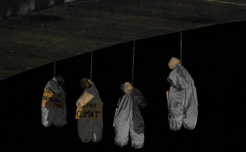 « Dès l’annonce des résultats du premier tour des élections présidentielles, l’Assemblée Populaire d’Auxerre a fait connaître sa réaction de façon très imagée sur les deux candidats en lice. La mise en scène du « suicide » des quatre revendications essentielles, portées par le collectif : tout un symbole… ».