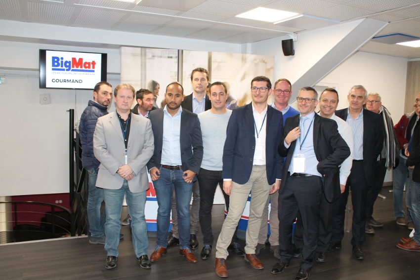 « BIG MAT GOURMAND a organisé une soirée de présentation professionnelle auprès de ses partenaires et clients issus du milieu artisanal en mettant en exergue les innovations techniques de cinq de ses fournisseurs incontournables, les enseignes phares du poids lourd Saint-Gobain. Un événementiel trouvant grâce aux yeux de Frédéric GOURMAND, PDG de l’entreprise de l’Yonne, qui pourrait être reconduit dès l’année prochaine… ».