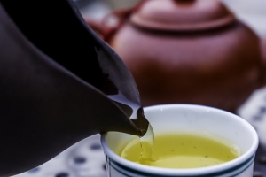 « L’après confinement se gère également après les huit semaines de privation. Si le renforcement immunitaire demeure une priorité, il faut penser à bien équilibrer ses repas en privilégiant les légumes frais et secs. La peau, quant à elle, doit être protégée face aux agressions des premiers rayons chauds du soleil… ».