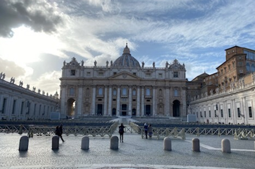 « La cité vaticane qui abrite les joyaux de la chrétienté et la résidence du pape est vidée de ses touristes après l’annonce d’un premier cas de coronavirus. Rares sont encore les visiteurs à s’y aventurer ce vendredi 06 mars après-midi… ».